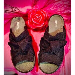 ~~BZEES…COMFORTABLE…MEMORY FOAM…BLACK CANVAS SLIP-ONS…WITH BOW…WOMENS SIZE 8M~~